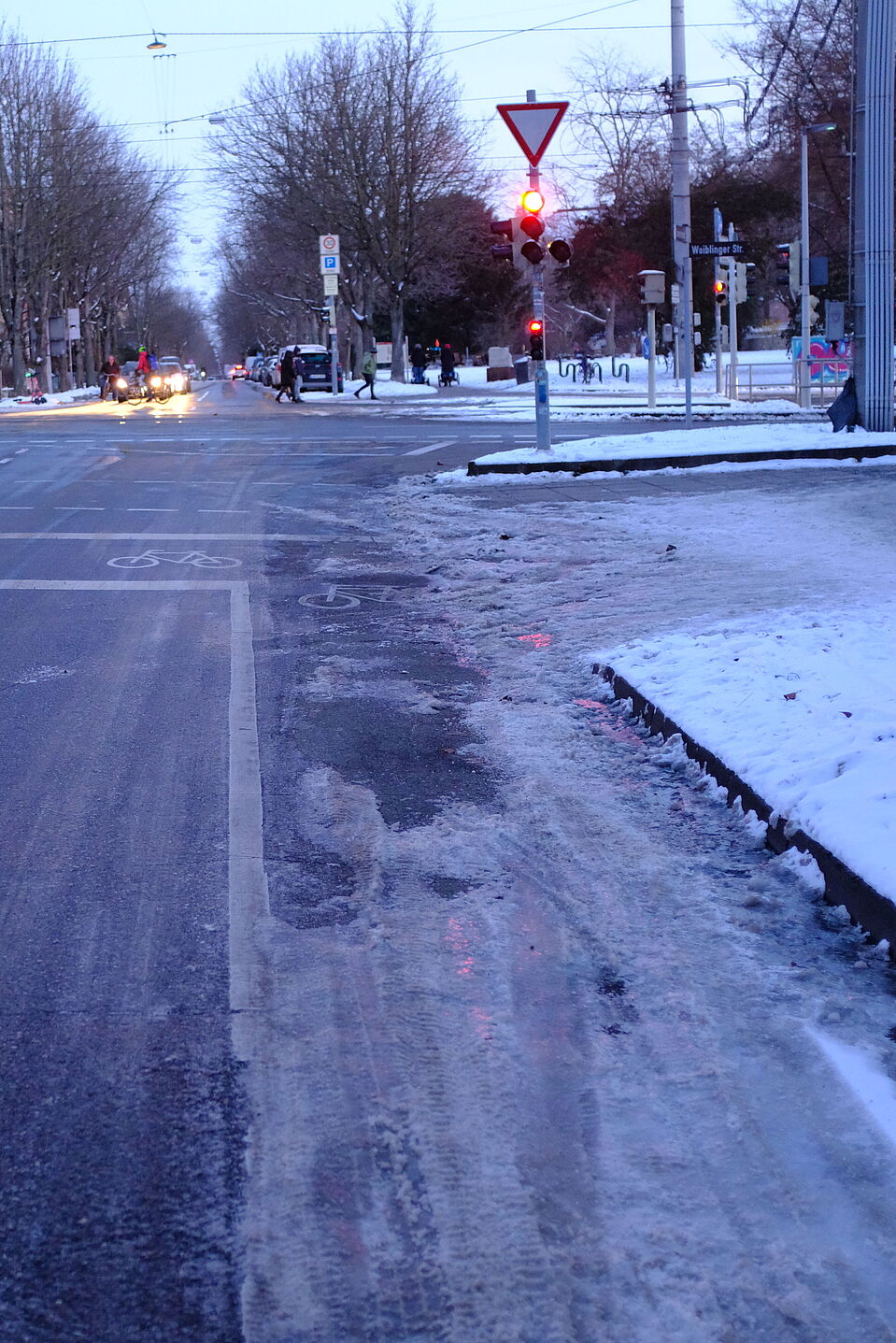 LV_Radfahren-Winter 4 Geräumte Fahrbahn und vereister Radweg. Leider ist das ein häufiges Bild.