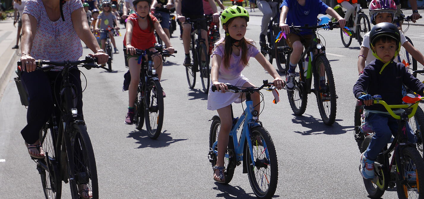 Kinder und Erwachsene fahren auf Rädern 