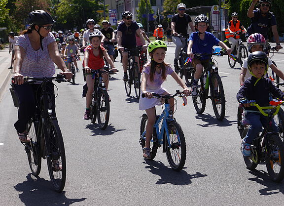 Familien-Fahrraddemo 2025 in Oberursel Kinder und Erwachsene fahren auf Rädern