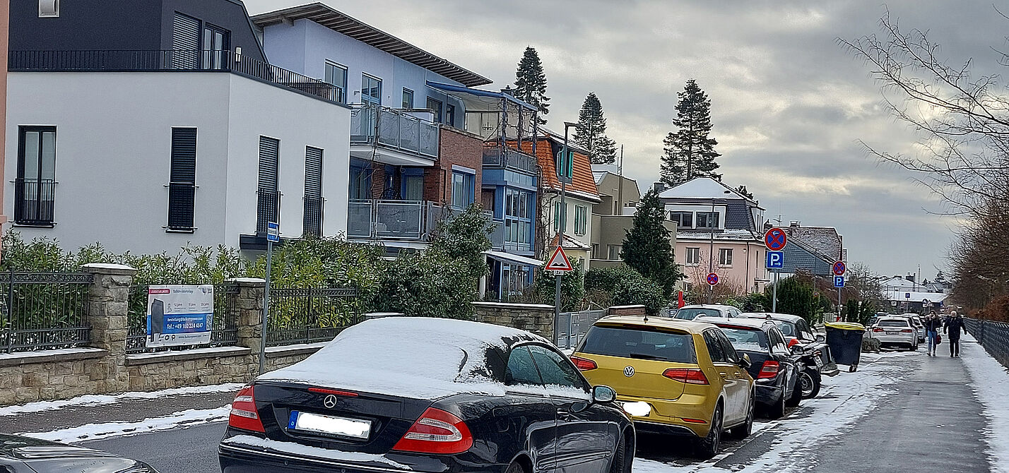 Parkende PKW am Straßenrand