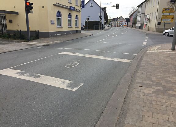 Fehlende Markierung in Steinbach Straßenkreuzung mit Haltelinie