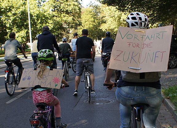 Familie bei der Kidical Mass