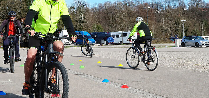 Fahrradparcour mit farbigen Kegeln und Radfahrer