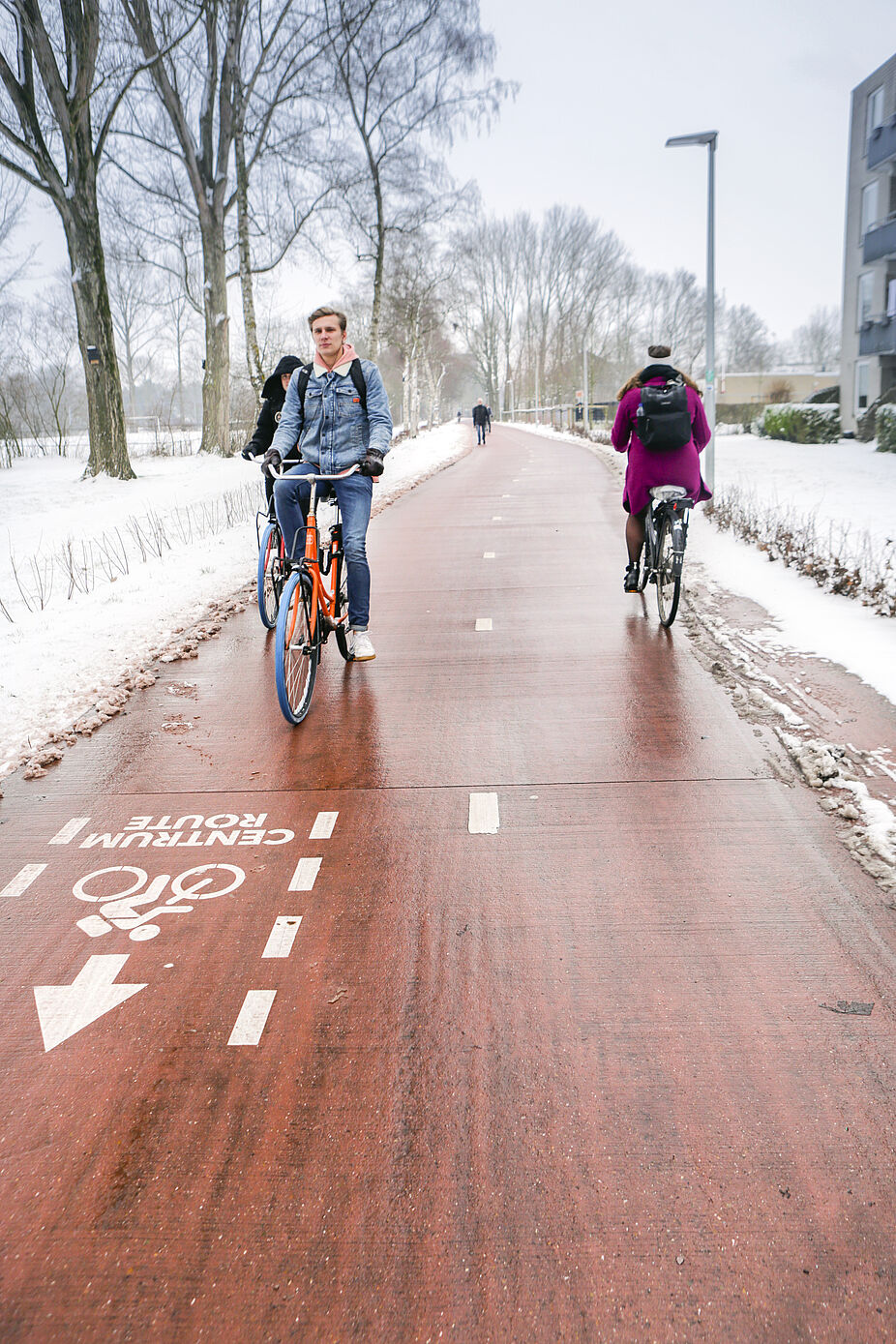 Breite und geräumte Radwege laden in Groningen die Menschen zum Radfahren ein, auch im Winter Breiter Radweg im Winter in Groningen